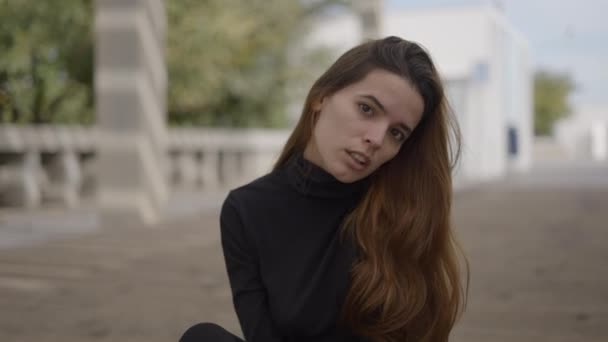 Dışarıdaki Genç Kadın Kameraya Bakarken Başını Çeviriyor Slomo Kapat Yatay — Stok video