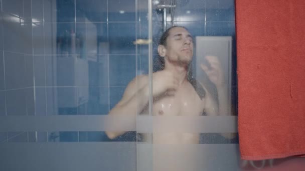 シャワーを浴びている若い長髪の白人男性のタイムラプス ミドルショット 水平ビデオ — ストック動画