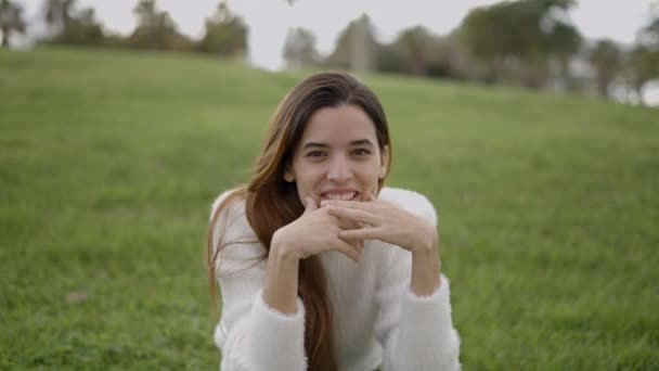 Молода Жінка Торкається Обличчя Посміхається Сміється Камери Відкритому Повітрі Горизонтальне — стокове відео