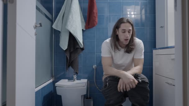 Young Caucasian Man Doing Lot Effort Bathroom Whilst Shit Frontal — Αρχείο Βίντεο