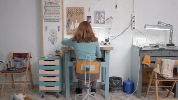 Die Freiberufliche Juwelierin Hält Ein Werkzeug Ihrer Werkstatt Dolly Drehen — Stockvideo