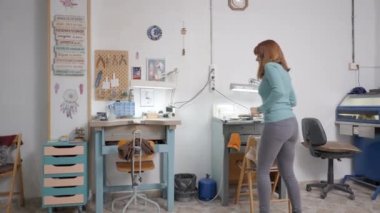 Serbest Girişimci, Evcil Hayvanlar İçin Kurnaz Mücevher Yapıyor İş yerinde Apon Giyiyor. Yavaş Hareket 4K Yatay Görüntü