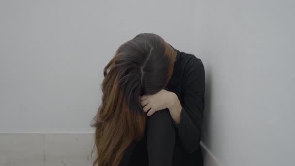 Jovem Assustado Mulher Cabelos Escuros Senta Enrolado Canto Quarto Horizontal — Vídeo de Stock