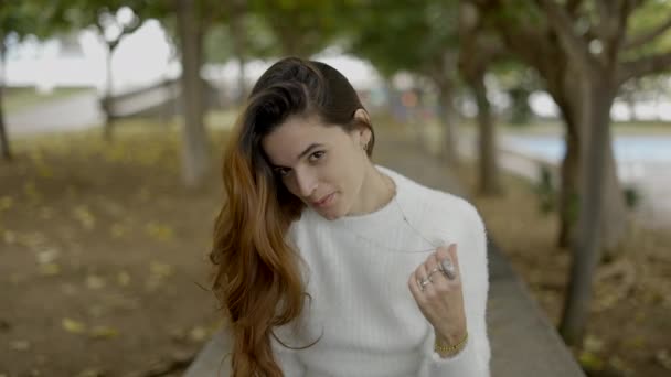 Jovem Parque Toca Colar Sorrisos Beijos Câmera Horizontal Vídeo — Vídeo de Stock