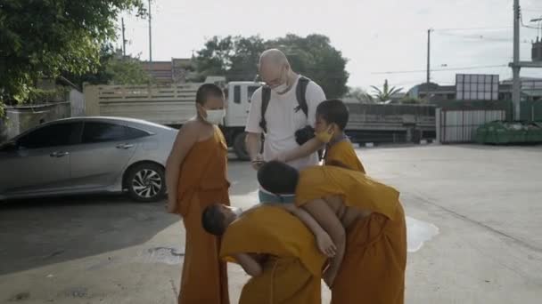 Adult Traveller Showing Pictures Young Monks Mobile Phone Street Bangkok — 비디오