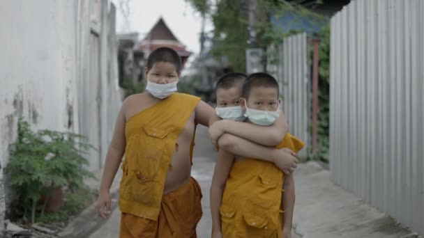 Thaise Kinderen Monniken Beschermende Maskers Spelen Samen Een Landelijke Straat — Stockvideo