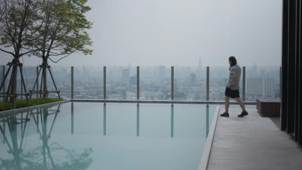 Casual Man Talking His Smartphone Pool Hotel Rooftop Medium Shot — Stock Video