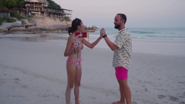 Thais Meisje Bikini Streaming Video Van Een Zandstrand Bij Zonsondergang — Stockvideo