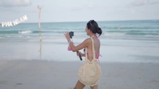 Chica Tailandesa Asiática Influencer Filmando Contenido Vídeo Playa Isla Koh — Vídeos de Stock