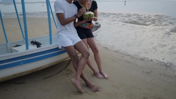 Thai Boy Caucasian Woman Holding Coconut Drink Hands Together Leaning — Stockvideo