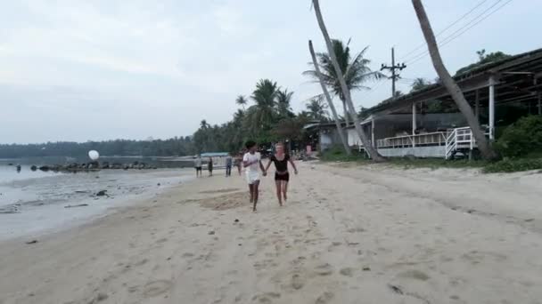Happy Interracial Couple Running Holding Hands Tropical Island Beach Sunset — Vídeo de Stock