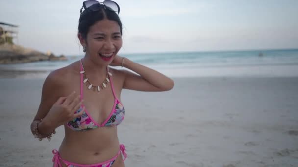 Thai Girl Live Streamer Show Her Necklace Viewers Wearing Bikini — Vídeos de Stock