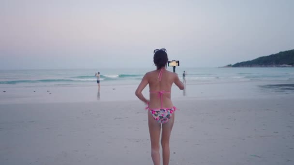 Vista Trasera Chica Tailandesa Bikini Corriendo Playa Tropical Durante Transmisión — Vídeo de stock