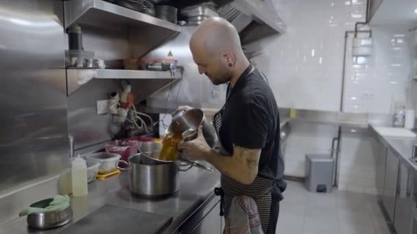 Side View Male Chef Restaurant Kitchen Straining Sauce Pots Horizontal — Wideo stockowe