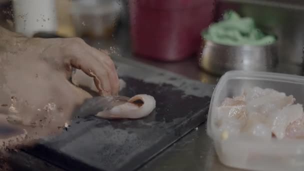 Coupes Chef Masculin Poisson Blanc Cru Avec Couteau Tranchant Sur — Video