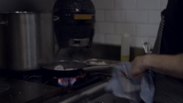 Handheld Side View Chef Flambeing Food Restaurant Kitchen Horizontal Video — Video Stock
