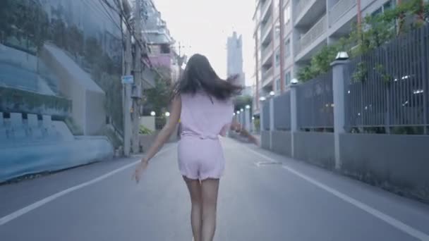 Menina Estava Feliz Correndo Pela Rua Uma Câmera Estava Seguindo — Vídeo de Stock