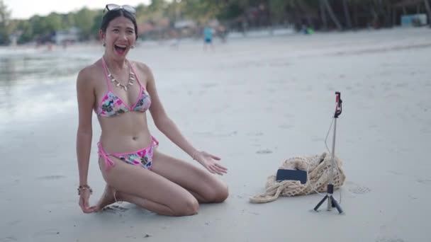 Happy Overjoyed Thai Live Streamer Broadcasting Video Sandy Beach Wearing — ストック動画