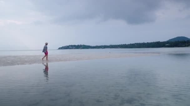 Man Tourist Walking Sea Sandy Spit Island Coast Thailand Gloomy — Stockvideo
