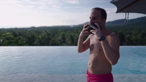 Mladý Dospělý Vychutnat Jíst Plátek Melounu Bazénu Během Exotické Dovolené — Stock video