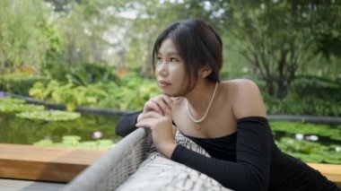 Doğaya bakan Asyalı bir güzellik - 4K yatay video
