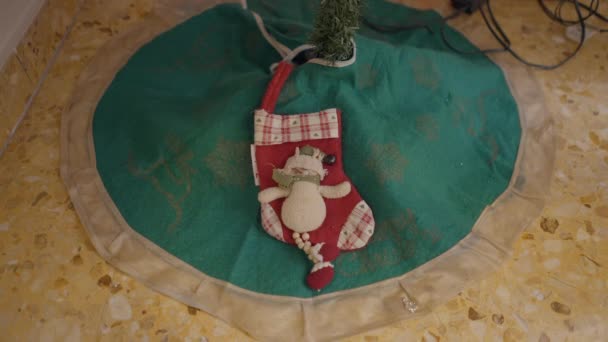 Rustykalna Świąteczna Pończocha Pod Choinką Wysoki Kąt Poziomy Wideo — Wideo stockowe