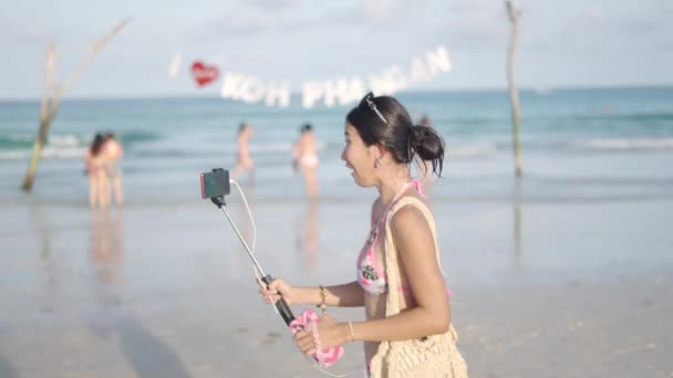 Jovem Viajante Fazendo Vlog Vídeo Mesma Andando Praia Pha Ngan — Vídeo de Stock