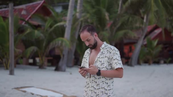 Traveler Man Using Phone Beach Next Row Beachfront Villas Evening — Vídeo de Stock