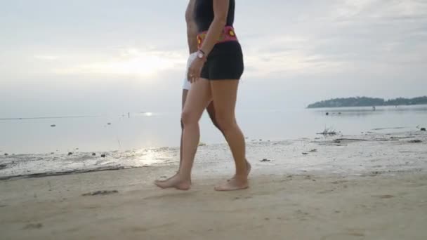 Side View Interracial Couple Walking Exotic Island Beach Sea Sunset — Stockvideo