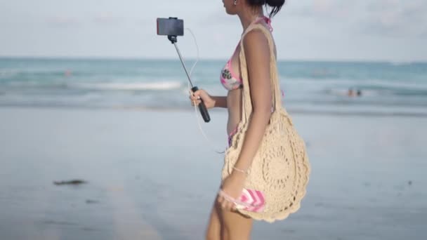 Asian Live Streamer Walking Sea Bikini Recording Video Cellphone Slow — ストック動画