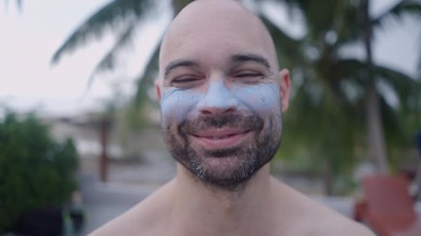 Šťastný Kavkazský Odvážný Vousatý Muž Modrou Barvou Obličeje Ukazující Zubatý — Stock video