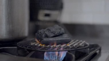Izgarada kömür yanıkları. Gaz ocağında ızgara. Kapalı alanda.