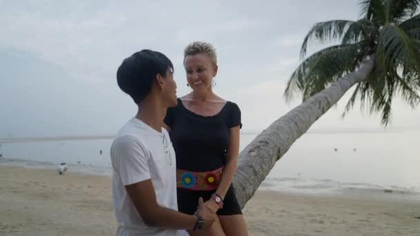 Glückliches Gemischtrassiges Paar Das Sich Einem Strand Trifft Reife Kaukasische — Stockvideo