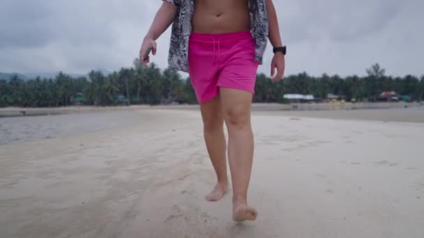 Legs Man Pink Shorts Open Summer Shirt Walking Sandy Island — Vídeo de Stock