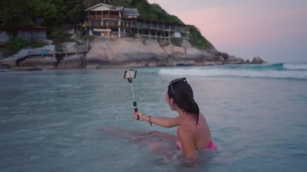 Asian Girl Live Blogger Bikini Entertains Viewers Jumping Rolling Sea — 图库视频影像
