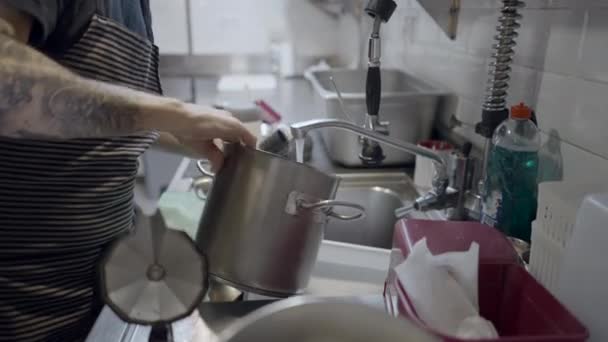 Vista Laterale Della Pentola Riempimento Dello Chef Maschio Con Acqua — Video Stock