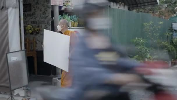 Biksu Thailand Dewasa Berjalan Jalan Bangkok Dengan Poster Kosong Mengenakan — Stok Video