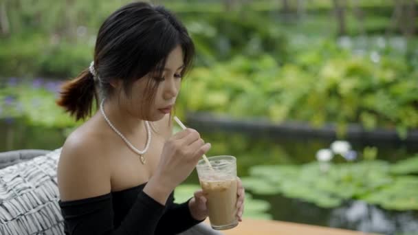 Retrato Tiro Bela Jovem Asiática Bebendo Café Frio Fundo Natureza — Vídeo de Stock