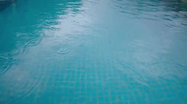 Yüzme Havuzu Yavaş Hareketinde Yağmur Düşüşü - 4K Yatay Görüntü