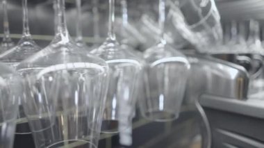 Bardaki koyu fayans duvarında asılı şarap kadehlerinin camları kırılıyor - 4K Yatay Görüntü