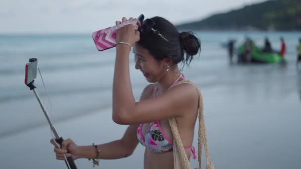 Asian Travel Blogger Live Stream Video Walking Bikini Sea Horizontal — ストック動画