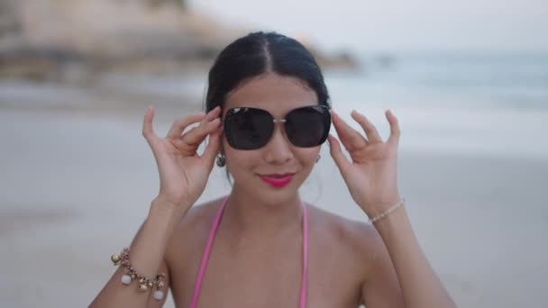 Azjatka Aparatem Zęby Uśmiecha Się Przymierza Okulary Przeciwsłoneczne Plaży Nad — Wideo stockowe