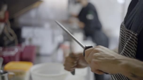 Widok Bliska Nierozpoznawalnego Szefa Kuchni Ostrzenia Noża Kuchni Horizontal Video — Wideo stockowe