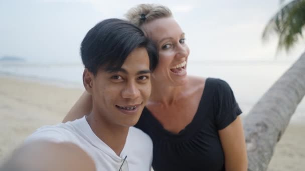 Happy Interracial Couple Dating Beach Take Selfie Video Photo Kissing — стоковое видео