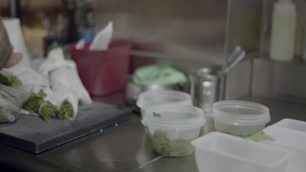 Restaurant Chef Sorteert Kruiden Containers Aanrecht Slomo Horizontale Video — Stockvideo