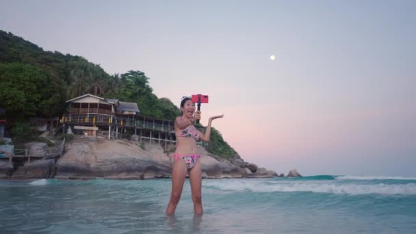Asian Travel Blogger Filming Herself Holding Mood Palm Night Standing — 图库视频影像