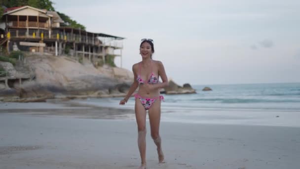 Asian Girl Video Blogger Nagrywania Tiktok Wideo Wyspie Plaży Zachodzie — Wideo stockowe