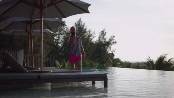 Spanish Bearded Man Talking Mobile Phone Swimming Pool Dusk Walking — Video Stock