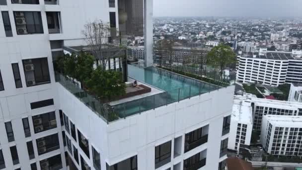 Aerial View Rooftop Swimming Pool Bangkok Thailand Digital Nomad Sitting — Stockvideo