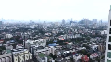 Tayland 'ın Bangkok şehrinde yüksek katlı binaların olduğu şehir manzarası. Hava Çekimi - 4K Yatay Görüntü